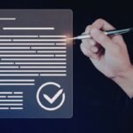 Mão assinando um documento digital com um contrato e checklist